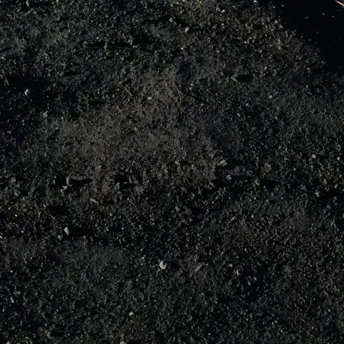 Terra Preta, auch „Schwarze Erde“ genannt, ist ein nährstoffreicher Boden, der aus organischen Abfällen, Holzkohle und effektiven Mikroorganismen besteht. Terra Preta kannst du fertig kaufen oder es selbst herstellen. Die Herstellung ist aufwändig und das fertige Produkt gehört zu den kostenintensiveren Varianten. Es ist aber auch der Boden, der für die Pflanzen am besten geeignet ist.